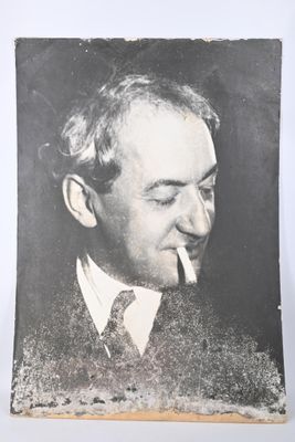 une vieille photo d'un homme avec une pipe à la bouche