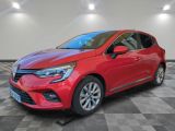 une voiture rouge garée dans un garage au sol en damier