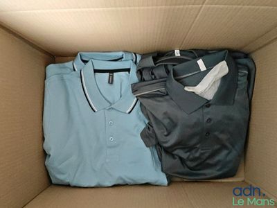 une boîte remplie de vêtements qui se trouve là-dedans
