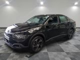 le 4x4 noir est garé sur le sol en damier d'un garage