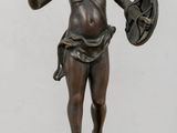 statue en bronze représentant une jeune fille tenant un bouclier et un bouclier