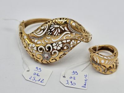 deux bagues en or et une bague sertie de diamants sur fond blanc
