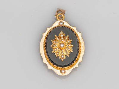 un pendentif en or 18 carats et en onyxine, orné d'un motif en forme d'étoile rayonnante