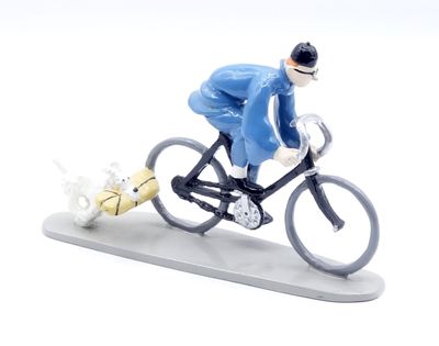 une figurine représentant un homme à vélo avec un chat à l'arrière