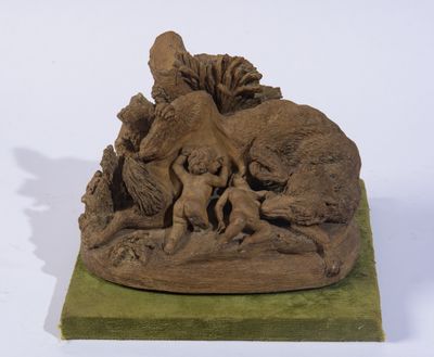 sculpture représentant une mère et son enfant dans un espace boisé parsemé d'arbres