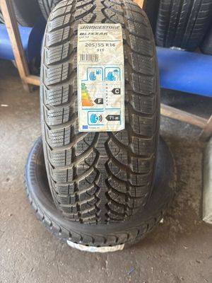 un gros plan d'un pneu avec un autocollant sur le flanc