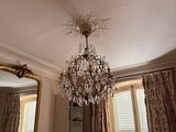 un lustre suspendu au plafond d'une pièce