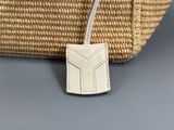 un sac en osier posé sur une table, avec une étiquette attachée dessus