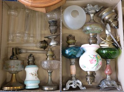 une boîte remplie d'objets en verre et en métal
