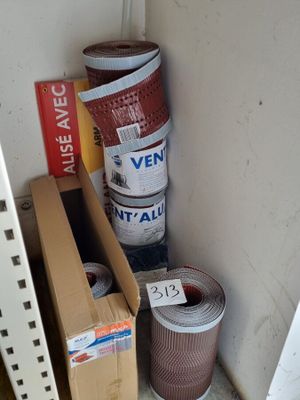 une pile de cartons et un rouleau de ruban adhésif placés l'un à côté de l'autre