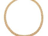 un collier en tresse dorée muni d'un fermoir, sur fond blanc