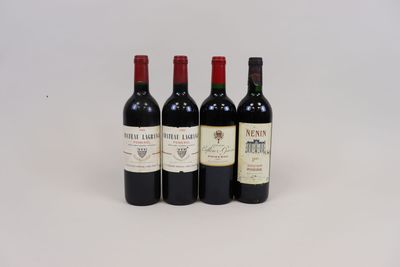 trois bouteilles de vin sont alignées sur une surface blanche