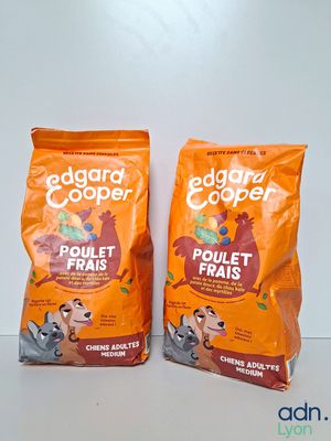 deux sacs de croquettes posés sur une table