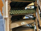 une pile de chaises emballées et empilées les unes sur les autres