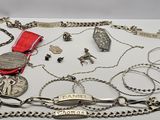 une boîte blanche contenant beaucoup d'objets en argent et de bijoux en argent