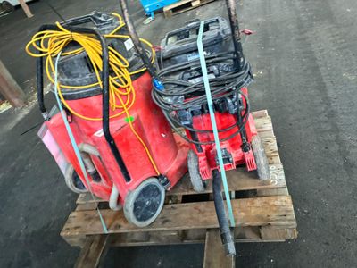 une borne d'incendie rouge posée sur une palette en bois