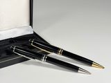 lot de deux stylos à bille noirs et dorés, présentés dans un coffret noir