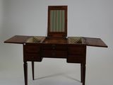 une petite table en bois sur laquelle se trouve un miroir