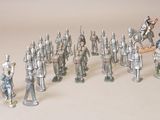 un grand nombre de figurines sur une table