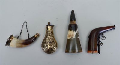 Plusieurs types de pipes à fumer sont alignés sur une table