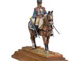 statue d'un homme en uniforme à cheval, posée sur un socle en bois