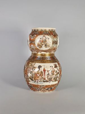 un vase avec l'image d'un homme et d'une femme dessus