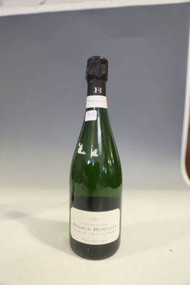 une bouteille de vin posée sur le plan de travail d'une cuisine