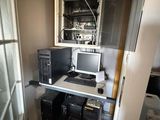 un ordinateur posé sur un bureau dans un coin de la pièce