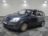 la photo d'une petite voiture bleue garée dans un garage