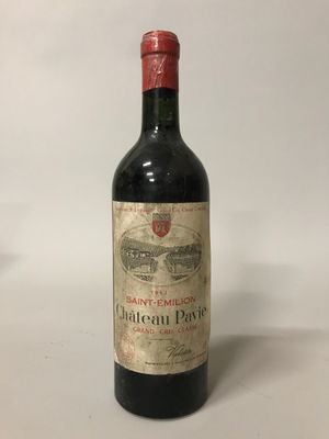 une bouteille de vin rouge posée sur une table blanche
