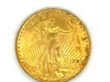 une image d'une pièce d'or sur une surface blanche