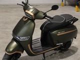 un scooter garé dans un garage