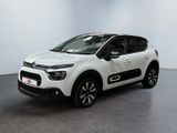Une Citroën blanche est garée dans une pièce blanche