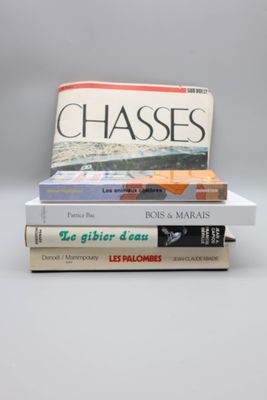 trois livres sont empilés sur une table