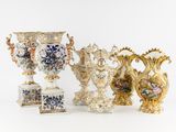 cinq vases posés les uns à côté des autres sur une table