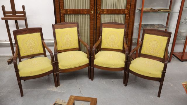 Deux paires de fauteuils en acajou et placage d'acajou Restaurati...