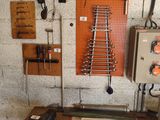 une table sur laquelle sont posés un certain nombre d'outils