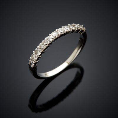 une bague en or blanc sertie de cinq diamants sur fond noir
