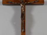 une croix en bois sur laquelle est fixé un crucifix