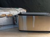 un grille-pain posé sur une table à côté d'une boîte