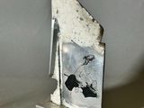 une sculpture en métal représentant un homme tenant une batte de baseball