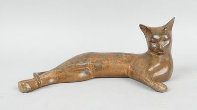 une image représentant une figurine de chat posée sur une surface blanche