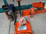 une machine posée sur le sol à côté d'une boîte