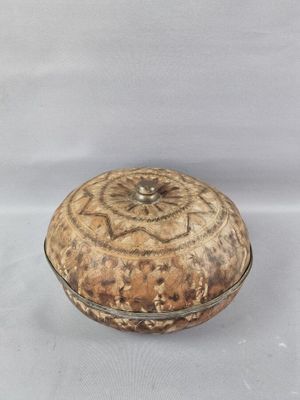 une photo d'un bol marron et blanc posé sur une table blanche