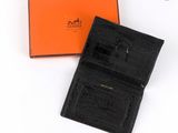 une image représentant un portefeuille noir avec une boîte orange en arrière-plan