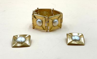 trois bijoux posés sur une surface blanche, sur fond blanc