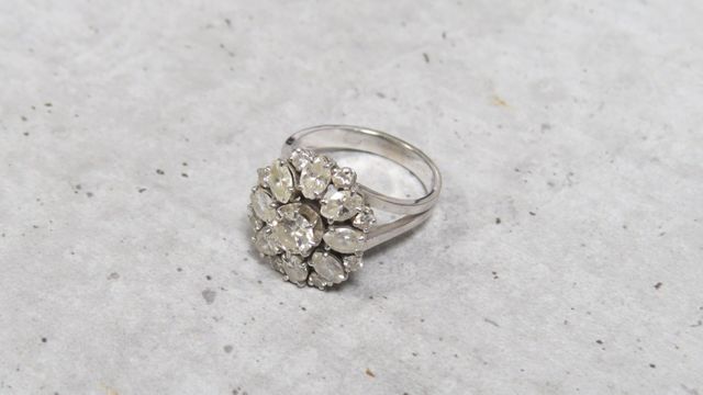 Bague en or gris 750 millièmes et platine 850 millièmes, le centr...