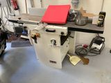 une machine posée sur une table dans un garage