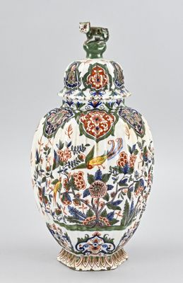 une image représentant un vase orné d'un oiseau et de fleurs