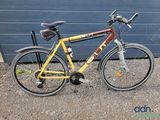 un vélo garé devant un garage